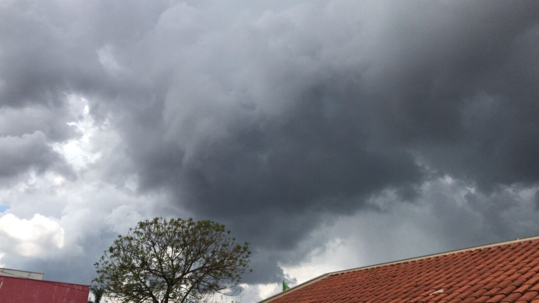 Frente fria avança e Sidrolândia entra em alerta para chuva, ventania e queda brusca nas temperaturas