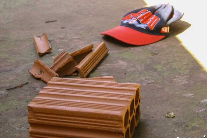 Idoso sai para comprar cigarro e é agredido a tijoladas