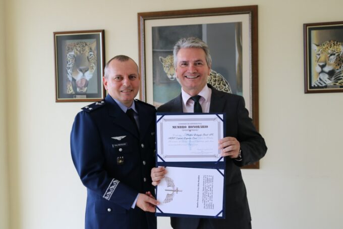 Delegado-Geral da Polícia Civil recebe título de Membro Honorário da Força Aérea Brasileira