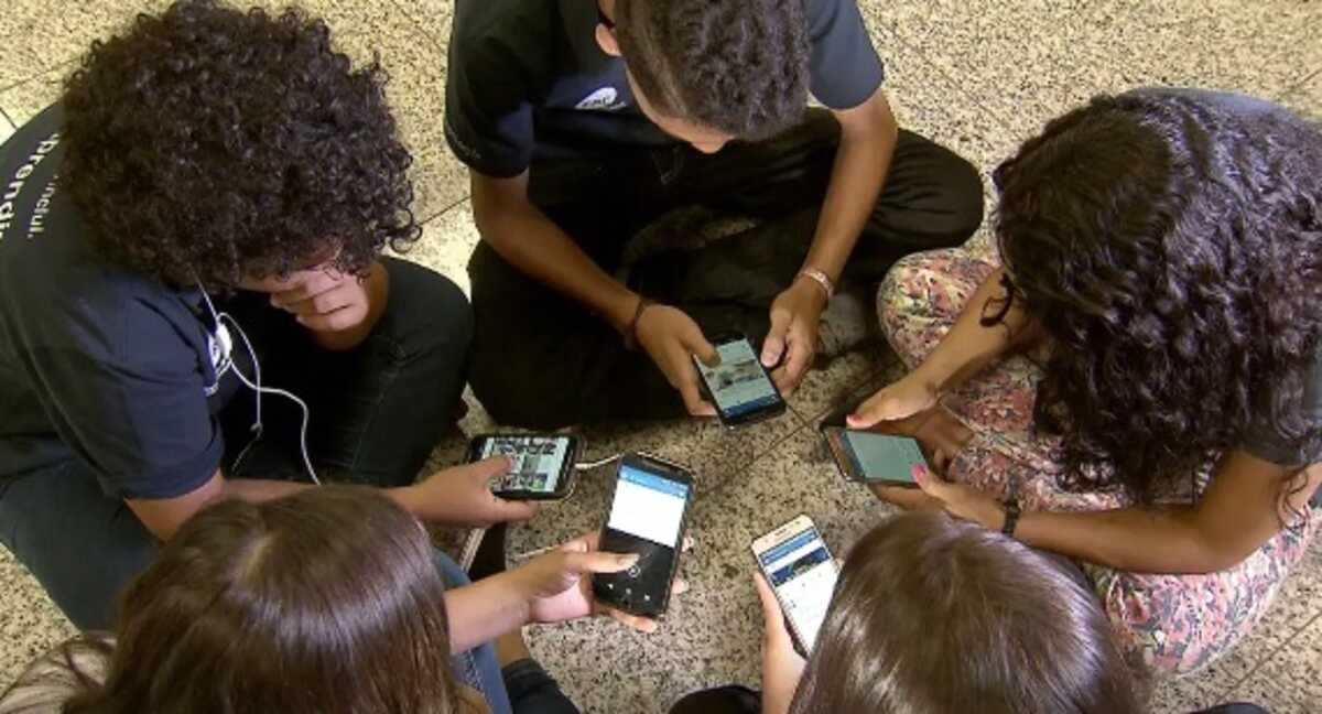 Pesquisa: 86% dos brasileiros apoiam restrição de celular nas escolas