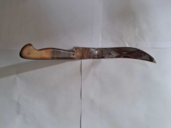 Mulher é esfaqueada pelo próprio marido na frente da filha adolescente em Coxim