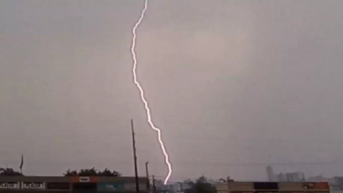 Mulher morre após ser atingida por raio dentro de casa durante temporal em MS