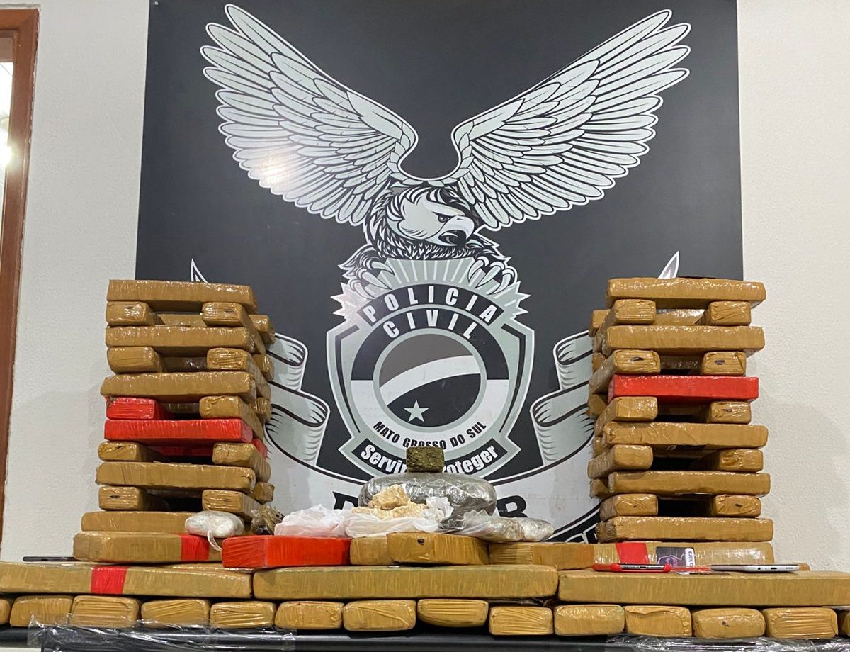 Policiais civis prendem em flagrante 4 pessoas em depósito de drogas em Campo Grande