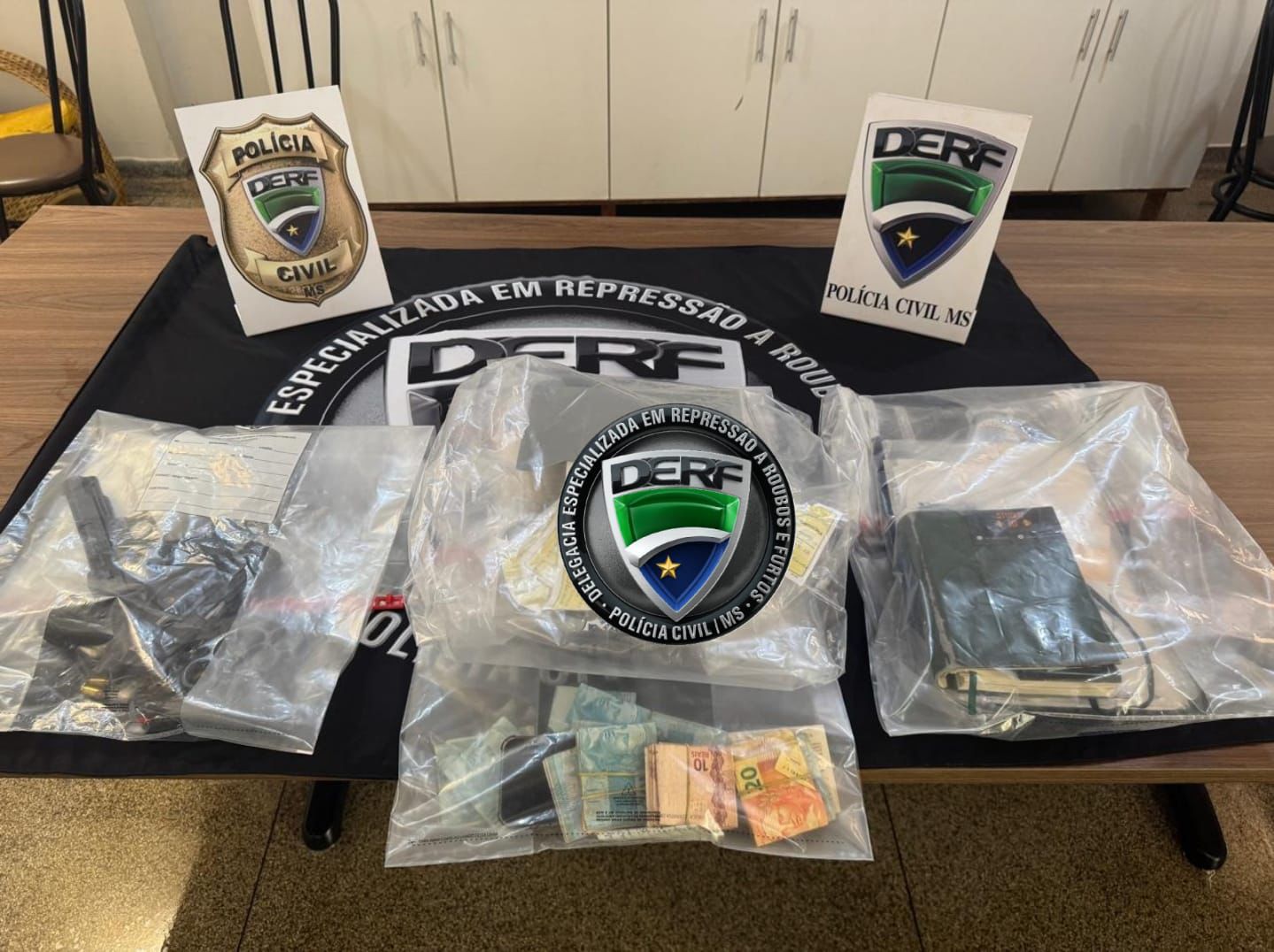 Suspeito de extorsão que teria agredido e apontado arma de fogo para cabeça de uma mulher é preso durante operação da Polícia Civil