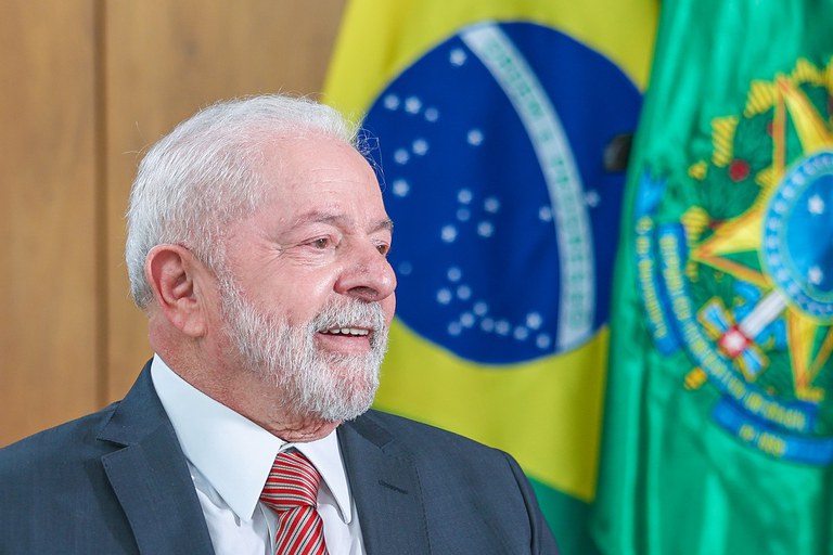 ‘Firme e forte’: Lula caminha por hospital e diz que está pronto para voltar para casa