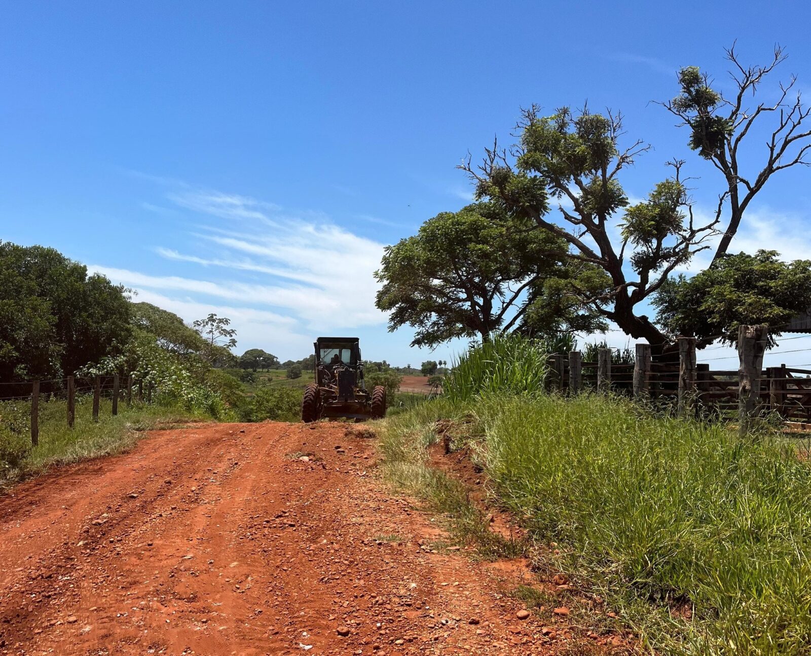 Após patrolamento do Corredor do Celeido, Prefeitura e Agesul vão arrumar a estrada do Treze
