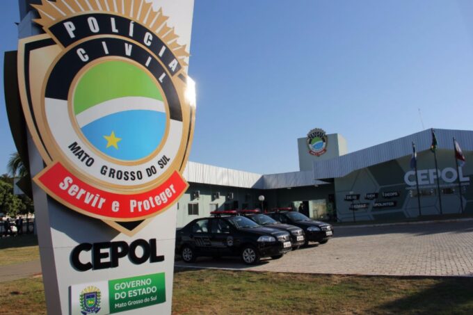 Adolescente desmaia namorada após bater cabeça dela na parede em Campo Grande