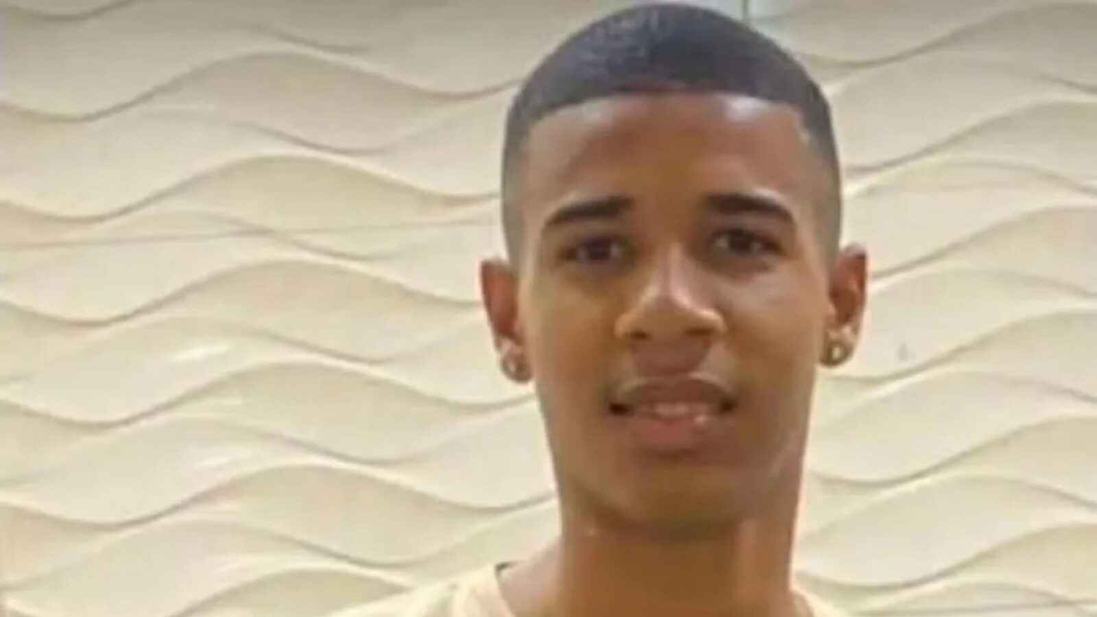 Jovem é baleado na cabeça após pisar no pé de traficante no Rio de Janeiro