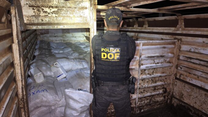 DOF apreende caminhão boiadeiro com mais de R$ 4 milhões em defensivos agrícolas contrabandeados