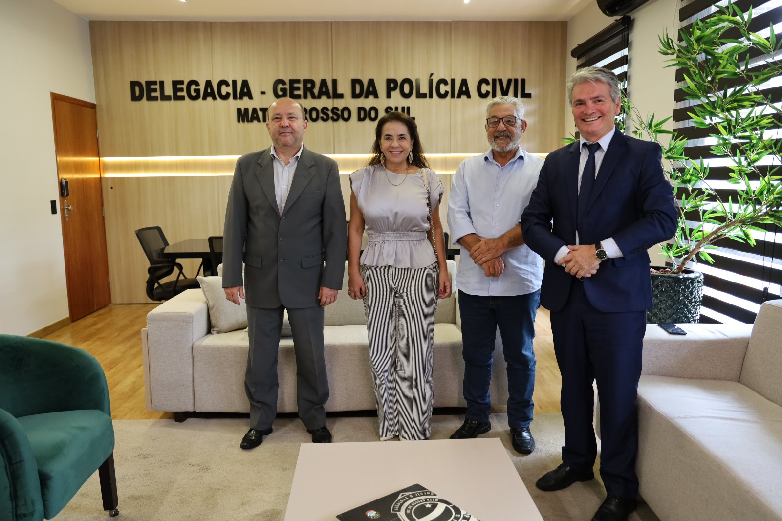 Delegado-Geral da Polícia Civil se reúne com procuradora da PGE e secretário-executivo do Procon Estadual