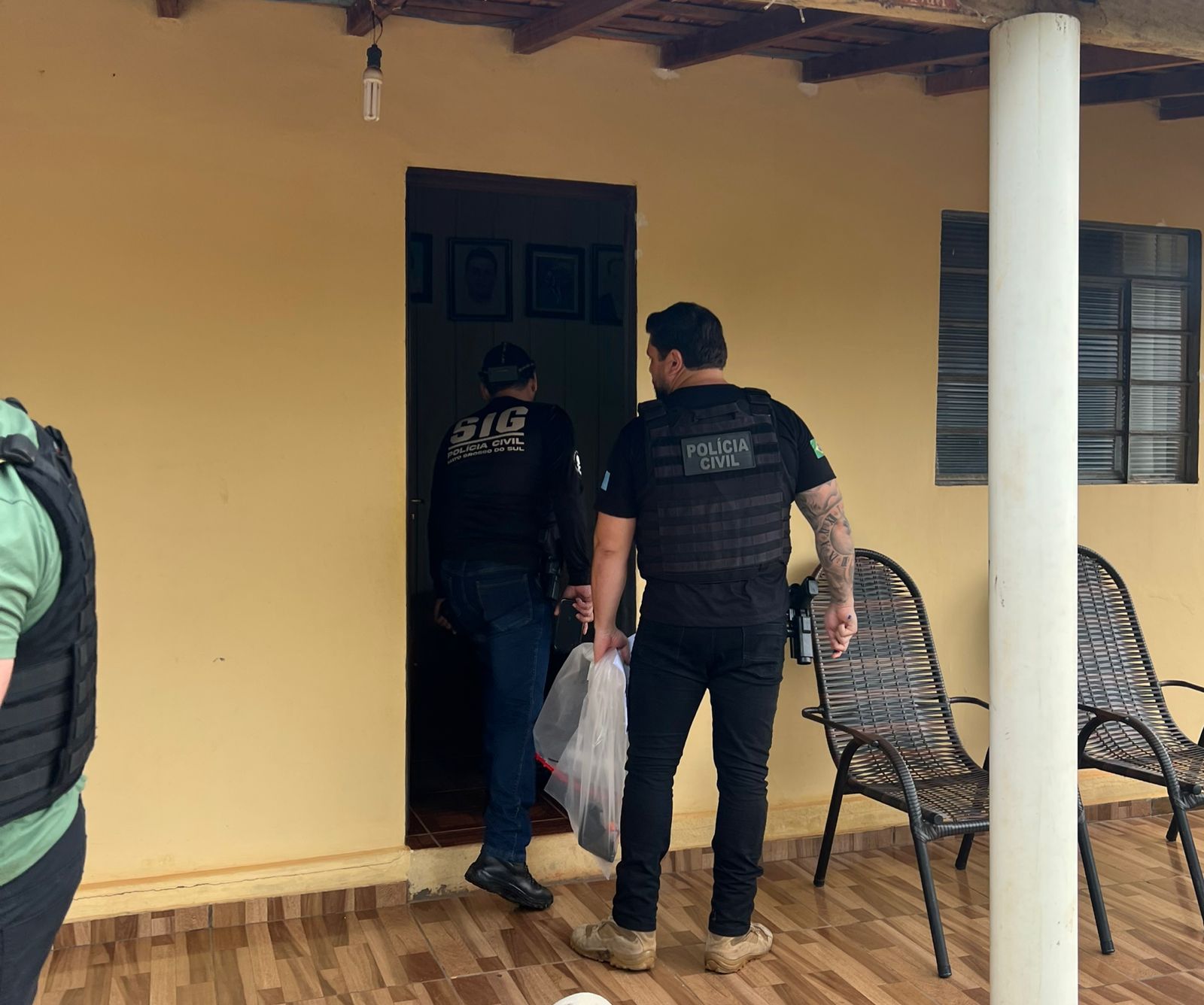 Polícia Civil cumpre mandado e prende homem em flagrante por posse irregular de arma de fogo em Juti