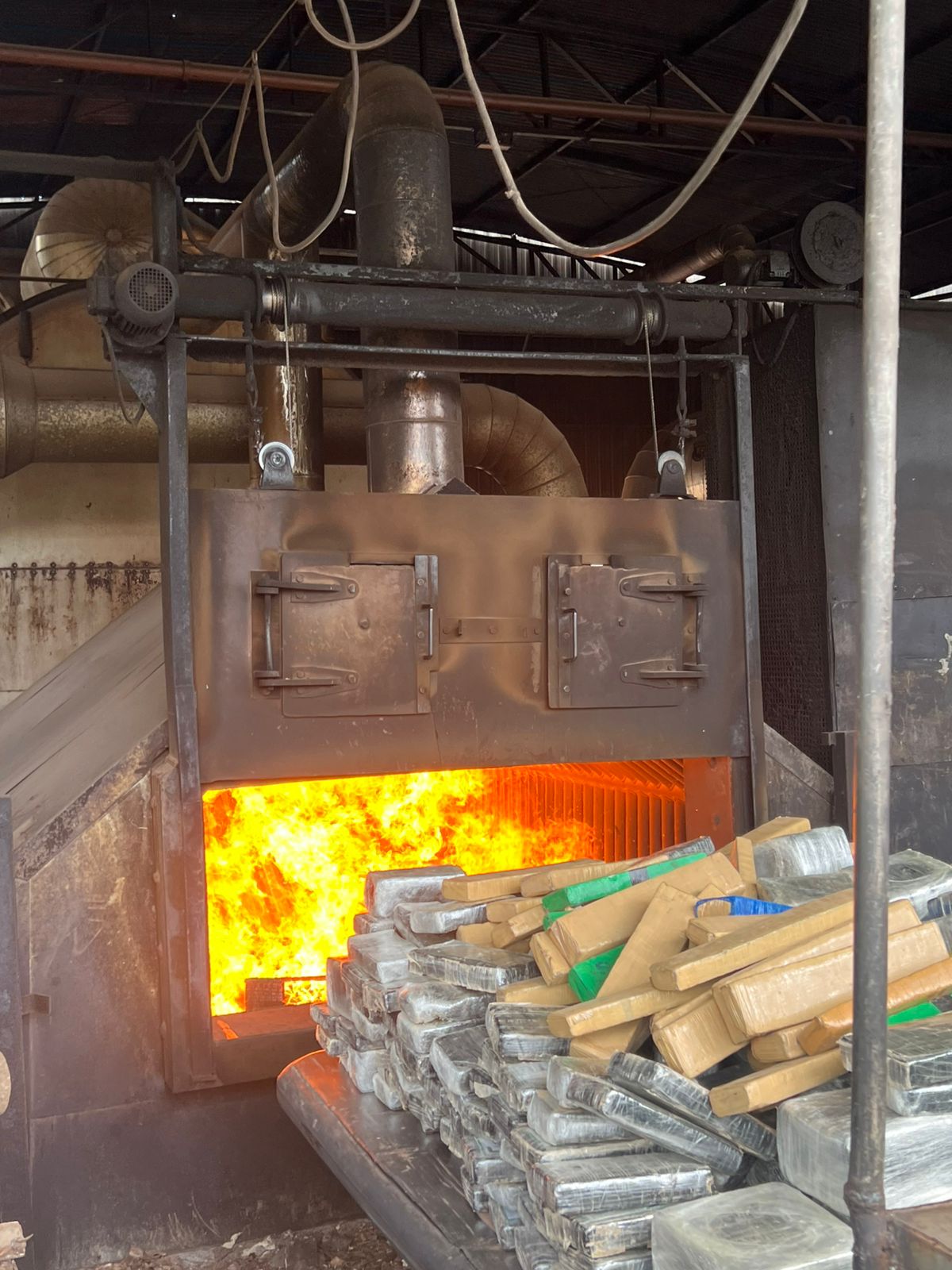 Polícia Civil incinera uma tonelada e meia de drogas em Paranaíba