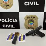 Polícia Civil prende homem em flagrante por posse ilegal de arma de fogo, lesão corporal e injúria em Naviraí