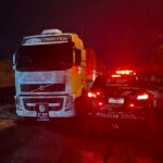 Polícia civil cumpre ordem judicial de sequestro de caminhão e semirreboque em investigação de estelionato no ramo de transporte de cargas em Dourados