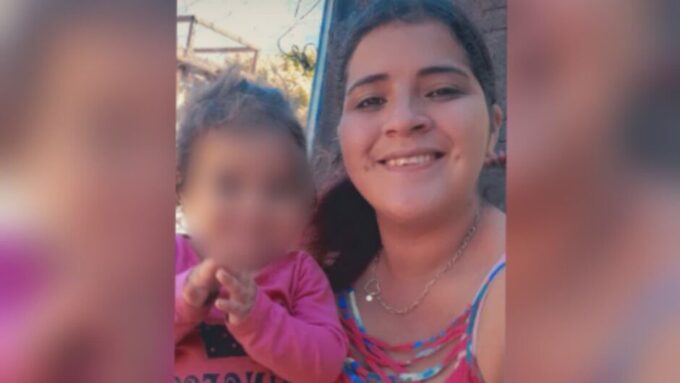 Mãe pede orações a filha intubada com 90% do corpo queimado