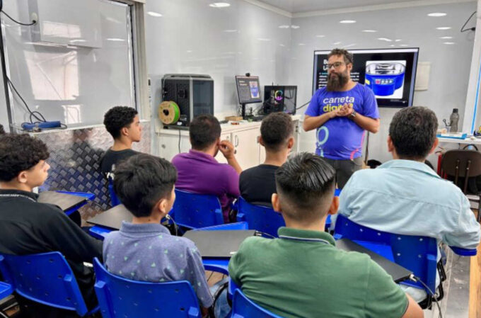 Carreta Digital ensina jovens indigenas a serem especialistas em manutenção de celulares