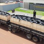 Carreta com carga ilegal de pneus é apreendida pelo DOF em Laguna Carapã