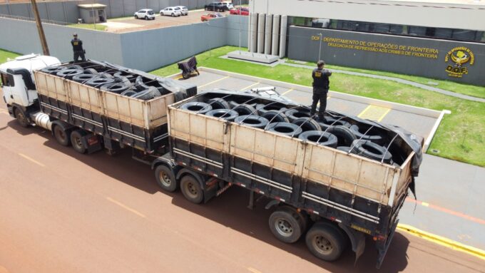 Carreta com carga ilegal de pneus é apreendida pelo DOF em Laguna Carapã