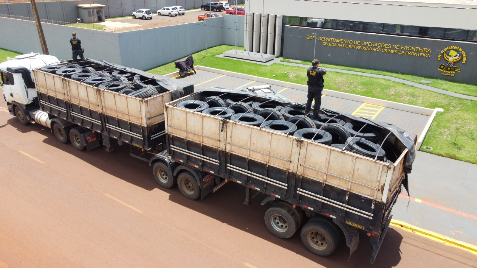 Carreta com carga ilegal de pneus é apreendida pelo DOF em Laguna Carapã