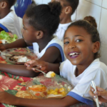 Governo reduz para 15% o limite de ultraprocessados na merenda escolar