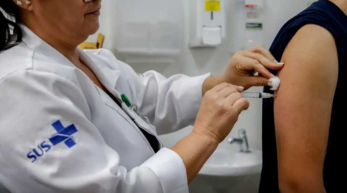 Ministério da Saúde amplia idade para receber vacina contra a dengue