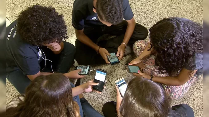 Riedel regulamenta proibição do uso de celulares em escolas de Mato Grosso do Sul