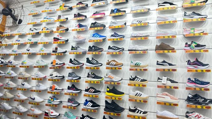 Polícia Civil apreende mais de 30 mil pares de tênis falsificados durante ação na Capital