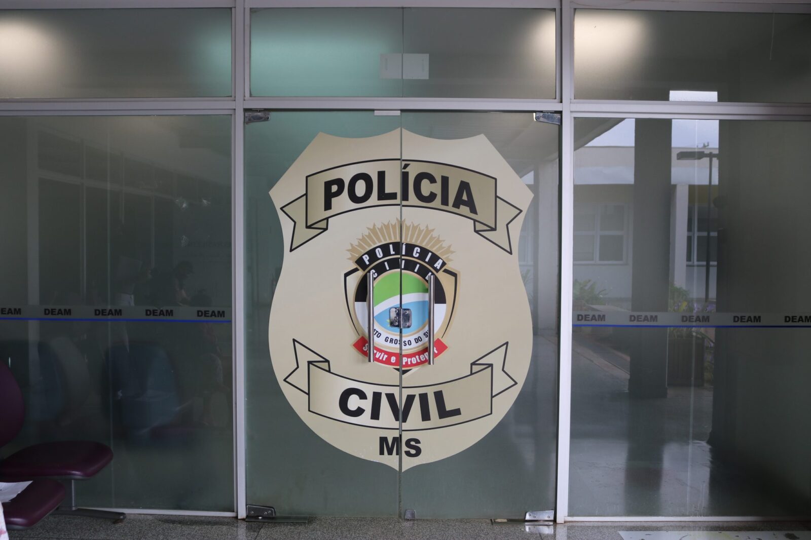 Polícia Civil prende homem por cárcere privado e resgata mulher e filhos em Campo Grande