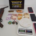 Polícia Civil fecha ponto de venda de drogas, apreende arma, munições e prende duas pessoas em flagrante em Rio Brilhante