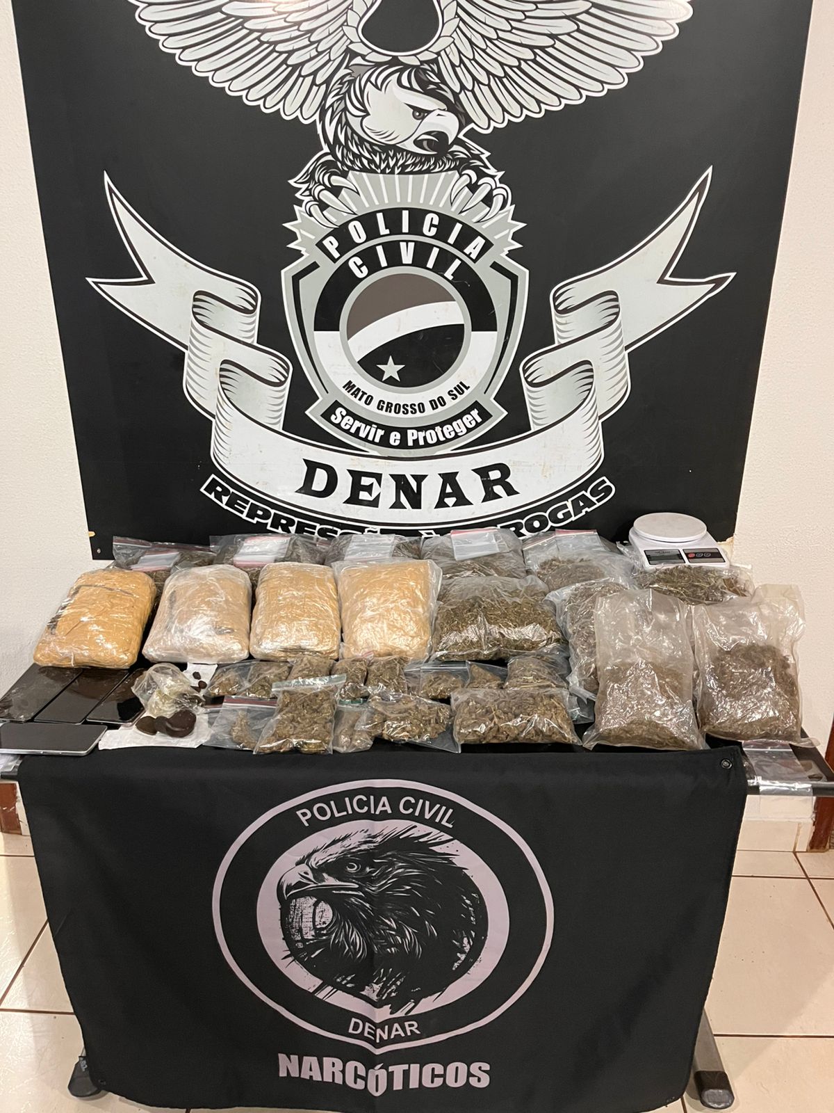 Polícia Civil flagra transação de drogas e prende usuário e traficantes no Jardim São Lourenço em Campo Grande