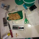 Policiais civis cumprem mandado de prisão contra suspeito de tráfico de drogas que usava açougue como fachada em Coxim