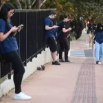 Guia para proibir celular nas escolas, resolução estadual será publicada amanhã