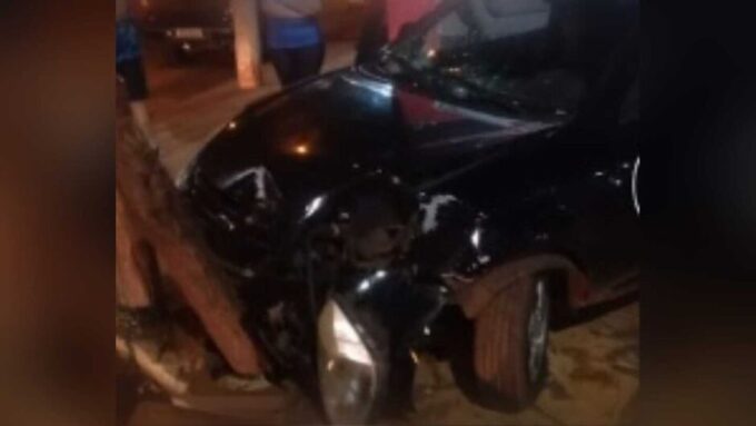 Motorista passa mal, perde controle de veículo e bate em poste em Sidrolândia