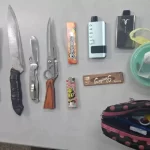 Alunos são levados para delegacia após serem flagrados com facas, maconha e cigarro eletrônico em escola