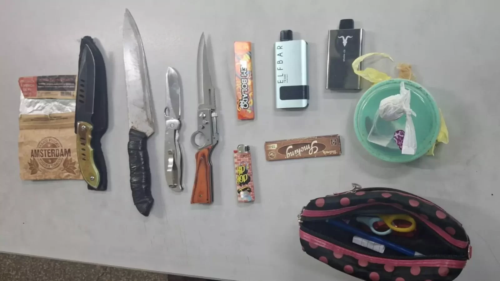 Alunos são levados para delegacia após serem flagrados com facas, maconha e cigarro eletrônico em escola