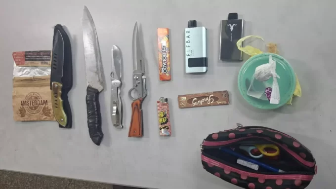 Alunos são levados para delegacia após serem flagrados com facas, maconha e cigarro eletrônico em escola