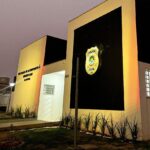 Em ação conjunta, Polícias Civil e Militar cumprem mandado de prisão preventiva de investigado por perseguir e descumprir medidas protetivas, ao enviar várias cartas manuscritas, flores e bombons à vítima, em Dourados