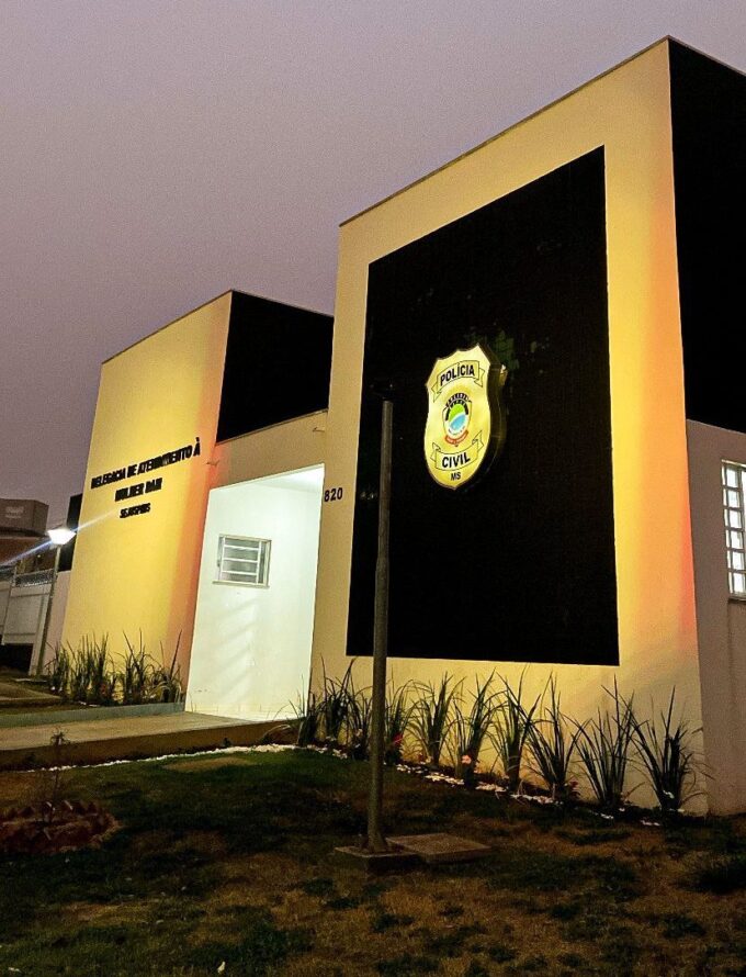 Em ação conjunta, Polícias Civil e Militar cumprem mandado de prisão preventiva de investigado por perseguir e descumprir medidas protetivas, ao enviar várias cartas manuscritas, flores e bombons à vítima, em Dourados