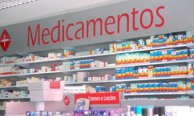Entidades criticam permissão para farmacêutico prescrever medicamento