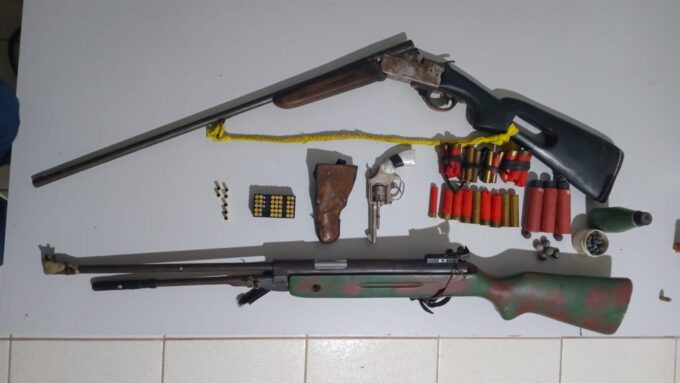 Homem é preso por posse irregular de arma de fogo e suspeita de cárcere privado de sua filha em Ladário