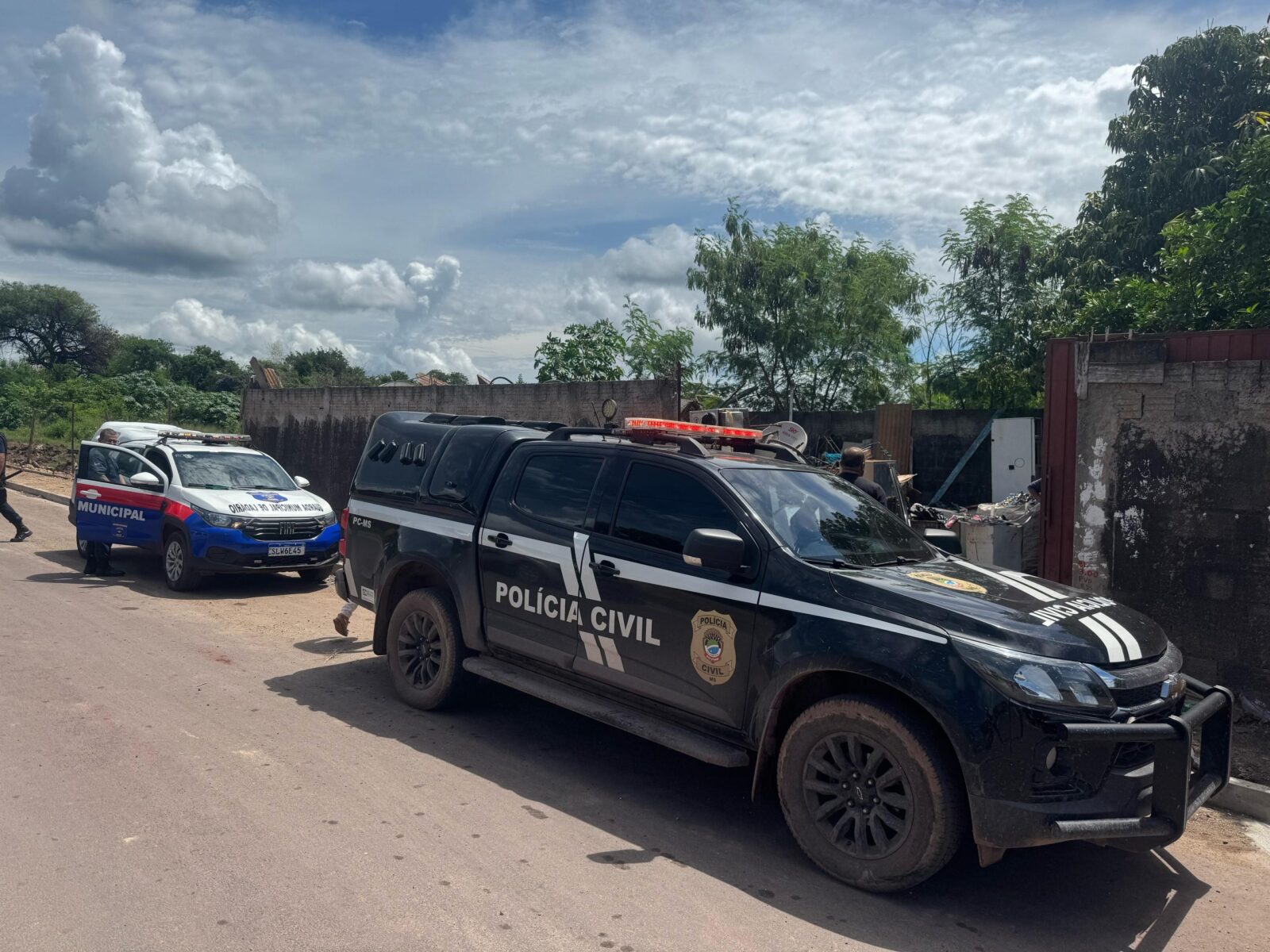 Polícia Civil apreende caminhão e realiza fiscalização em ferros-velhos durante operação em Corumbá e Ladário