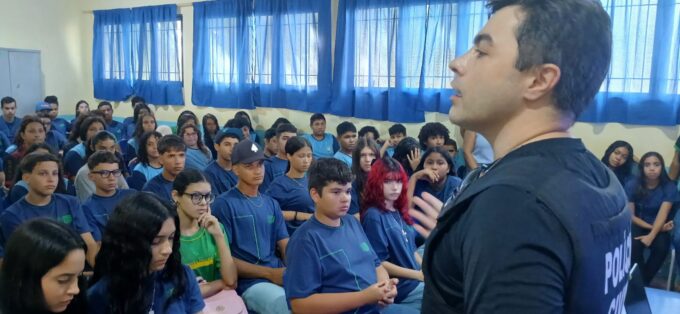 Polícia Civil realiza palestra sobre o combate ao uso de drogas para estudantes em Terenos