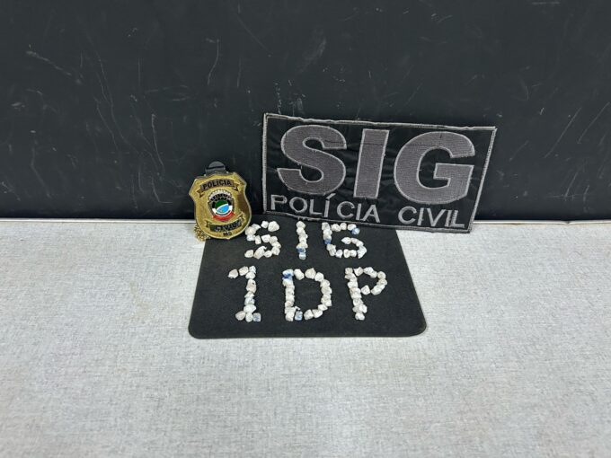 Policiais civis apreendem 87 porções de crack e prendem suspeito de tráfico, em Naviraí