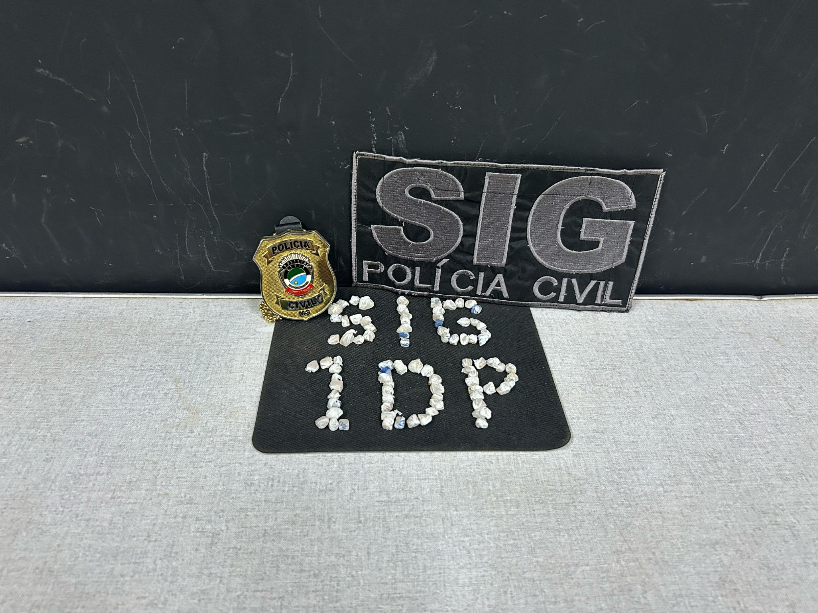 Policiais civis apreendem 87 porções de crack e prendem suspeito de tráfico, em Naviraí