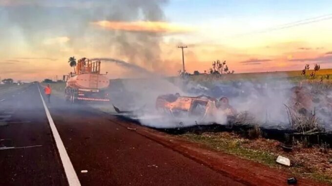 Carro capota, pega fogo e deixa uma pessoa gravemente ferida na BR-163