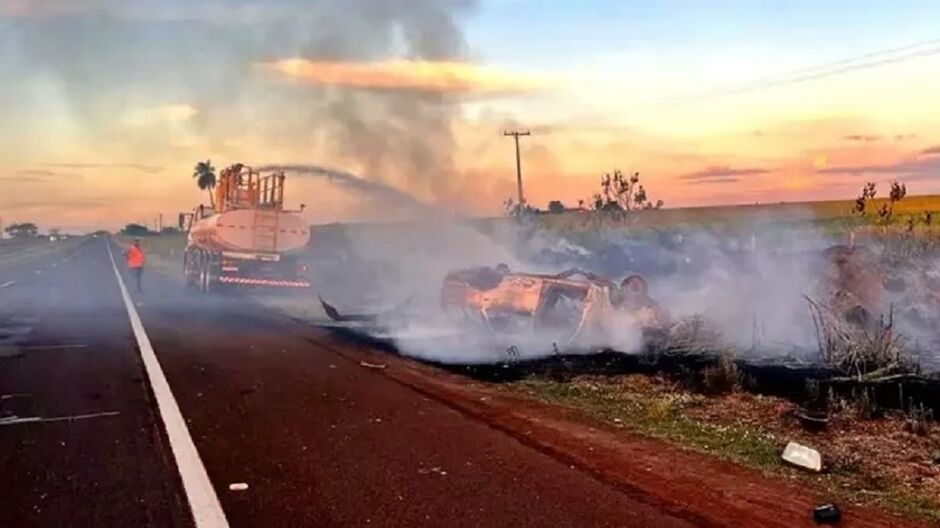 Carro capota, pega fogo e deixa uma pessoa gravemente ferida na BR-163