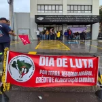 Sem hora para sair, manifestantes ocupam prédio do Incra