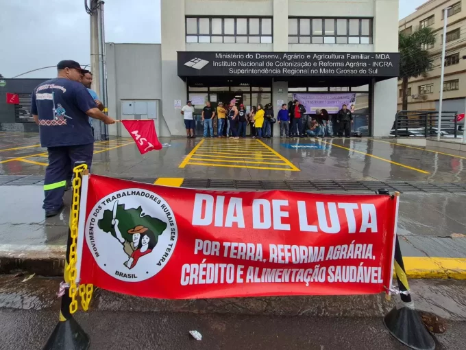 Sem hora para sair, manifestantes ocupam prédio do Incra