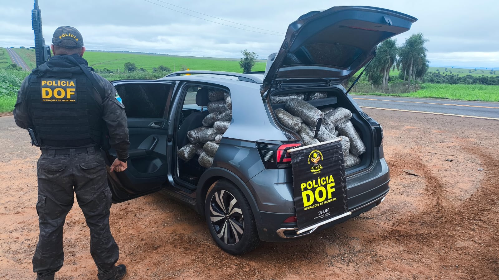 Adolescente é apreendido pelo DOF com carro roubado e carregado com mais de R$ 2 milhões em drogas