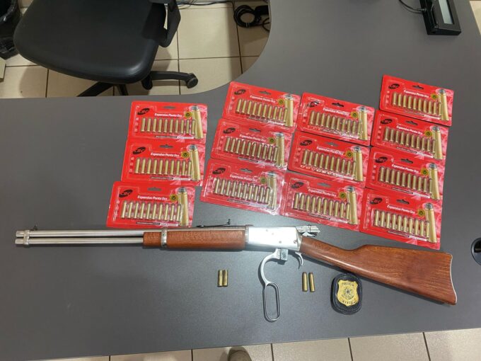 Polícia Civil apreende arma de fogo e munições após cumprimento de mandado de busca e apreensão em Coxim